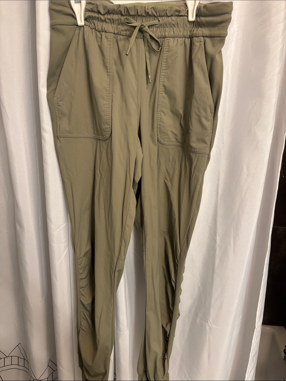 Lululemon women’s Olive Drawstring Jogger Pants